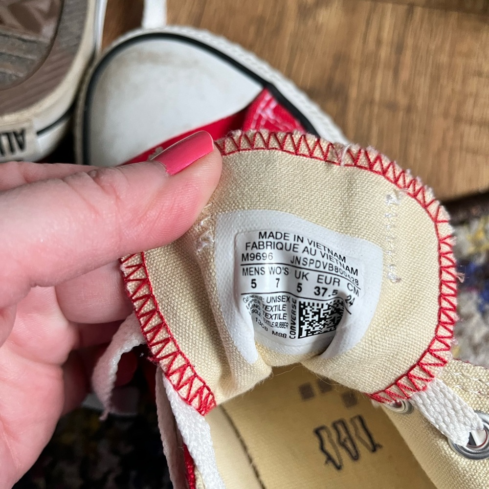 Red chucks - Picture 4 of 7